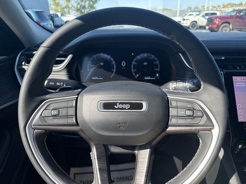 Used 2023 Jeep Grand Cherokee Limited w/ Luxury Tech Group II image 28