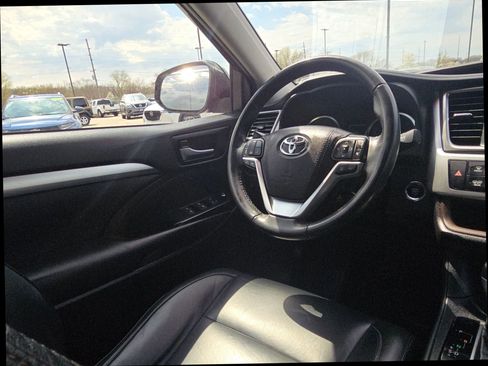 Used 2019 Toyota Highlander XLE image 16