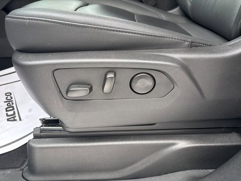 Used 2025 Chevrolet Suburban Z71 w/ Comfort Package image 20