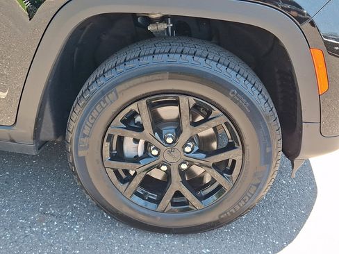 Used 2025 Jeep Grand Cherokee Altitude AWD/4WD image 9