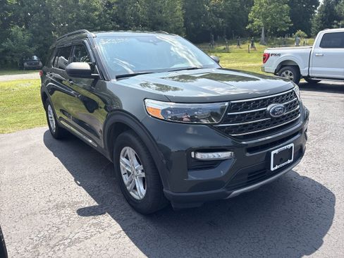Used 2021 Ford Explorer XLT w/ Equipment Group 202A AWD/4WD image 2