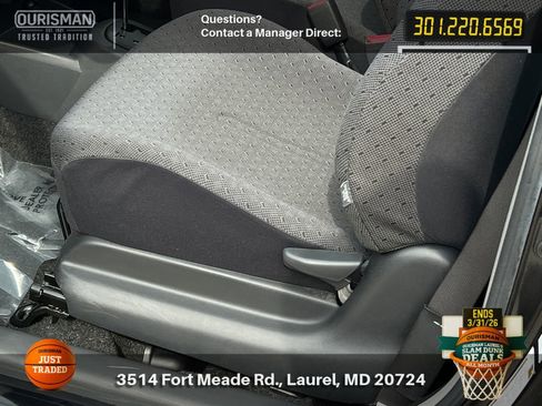 Used 2010 Toyota Yaris 2-Door Hatchback image 8