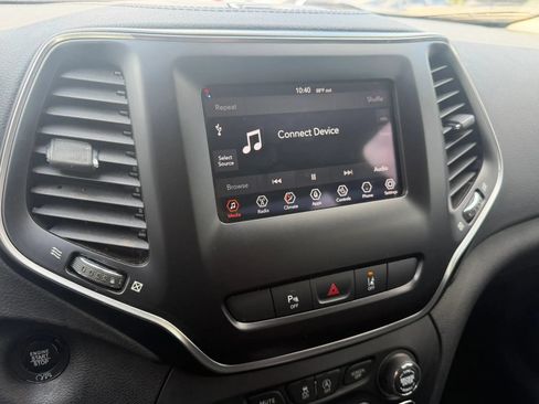 Used 2021 Jeep Cherokee Latitude Plus w/ Mopar Interior Package FWD image 19