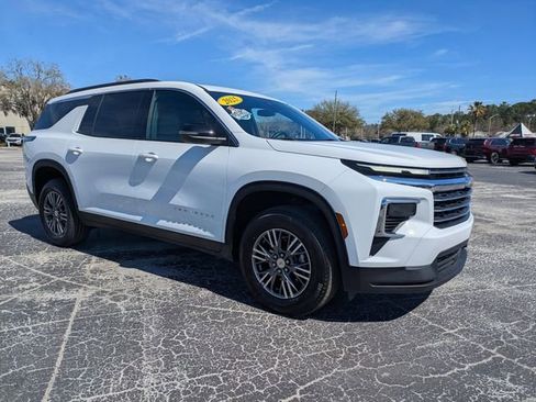 Used 2025 Chevrolet Traverse LT image 2