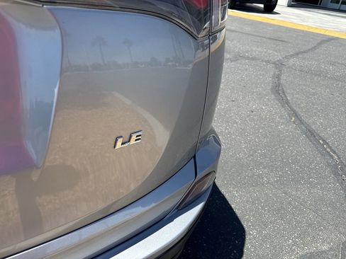 Used 2018 Toyota RAV4 LE FWD image 8