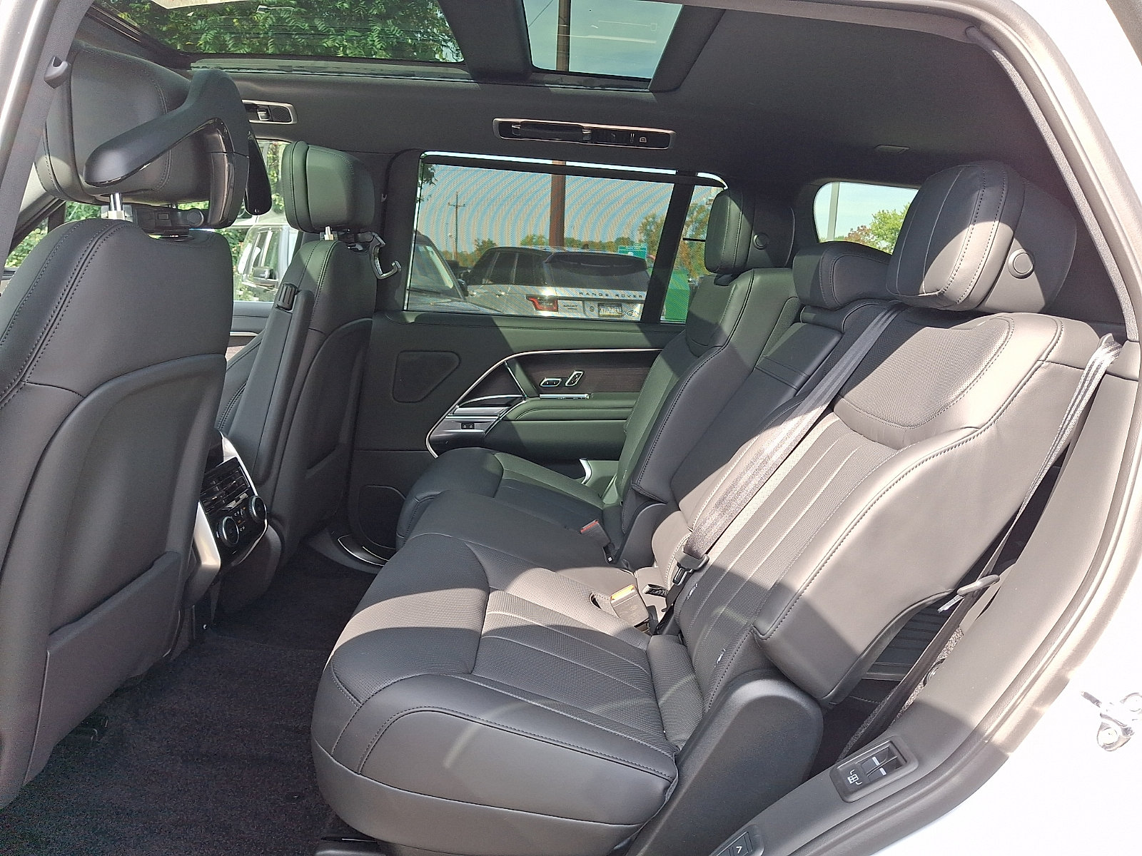 New 2027 Land Rover Range Rover Long Wheelbase SE AWD/4WD image 5