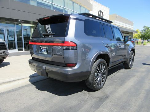 Used 2025 Lexus GX 550 w/ Accessory Package (2T) AWD/4WD image 9
