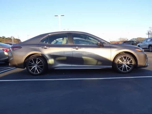 Used 2023 Toyota Camry SE image 4