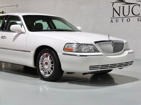 Used 2008 Lincoln Town Car Signature Limited RWD image 39