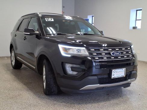Used 2017 Ford Explorer XLT w/ Equipment Group 202A image 3