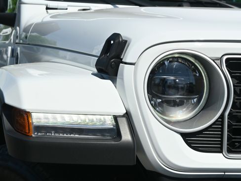 Used 2025 Jeep Wrangler Sahara w/ Safety Group image 27