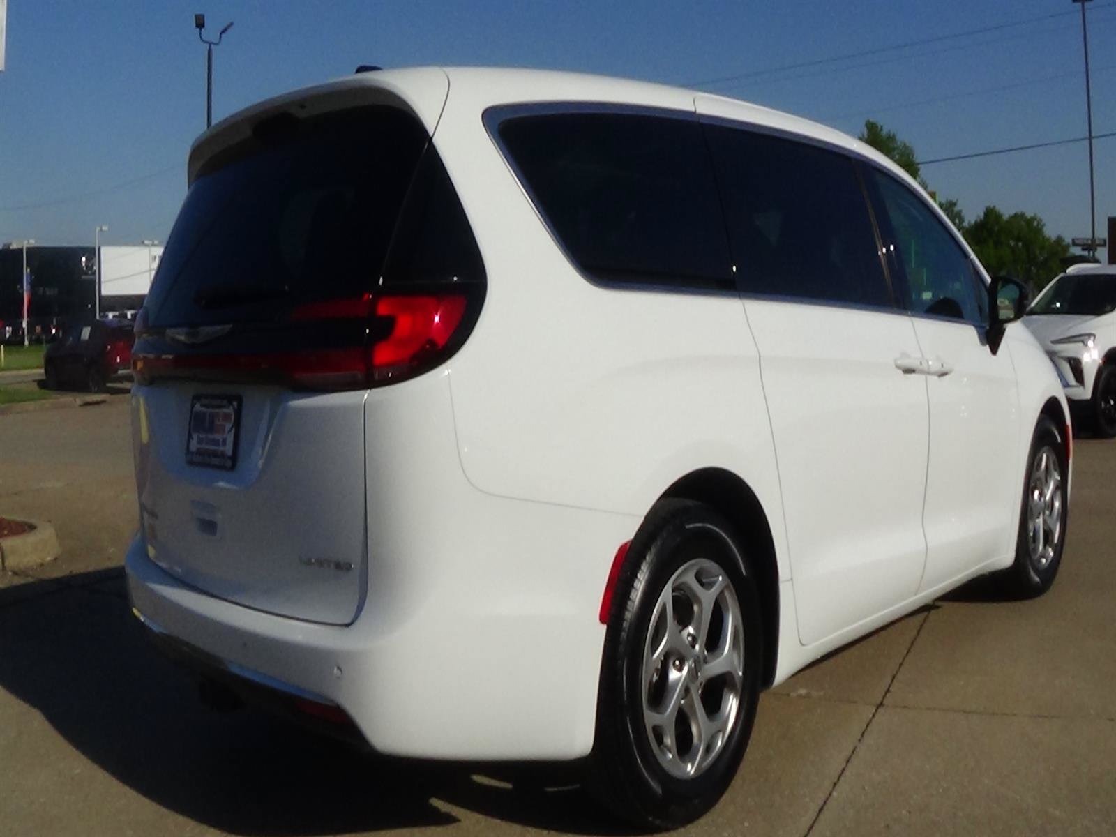 Used 2026 Chrysler Pacifica Limited FWD image 6