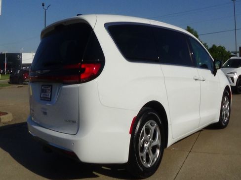 Used 2026 Chrysler Pacifica Limited FWD image 6