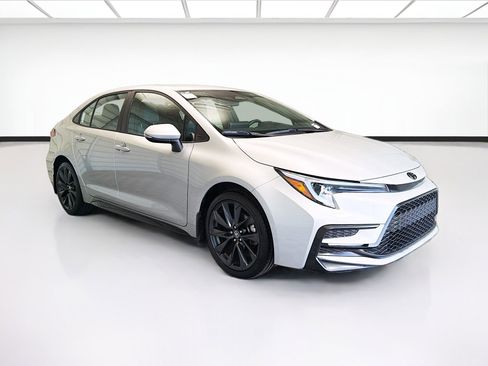 Used 2025 Toyota Corolla SE FWD image 3