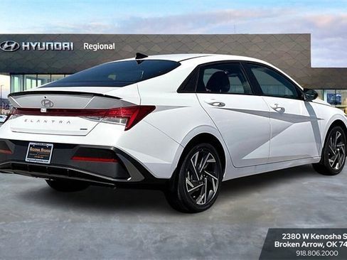 New 2025 Hyundai Elantra SEL image 2