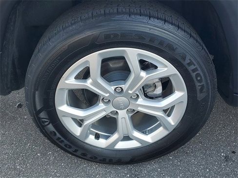 Used 2024 Jeep Compass Sport image 5