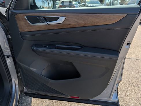 Used 2025 Volkswagen Atlas SE image 15