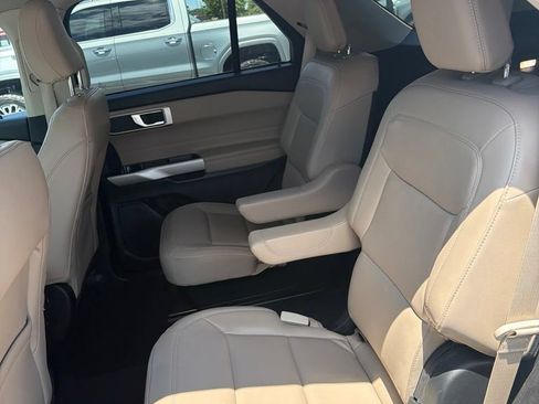 Used 2022 Ford Explorer XLT w/ Equipment Group 202A RWD image 3