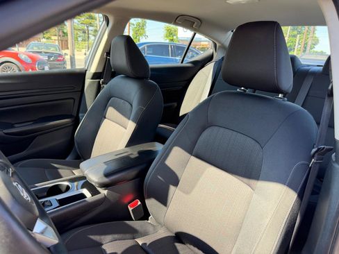 Used 2024 Nissan Altima 2.5 SV FWD image 12
