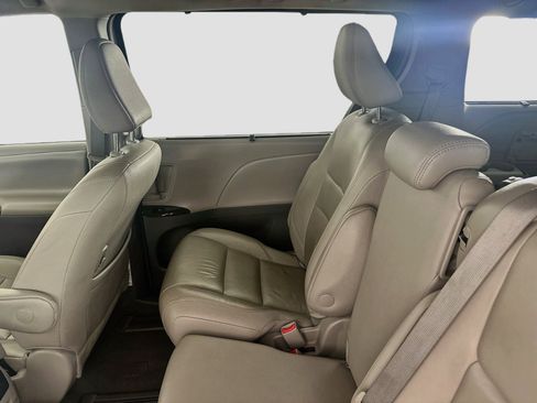 Used 2019 Toyota Sienna XLE FWD image 33