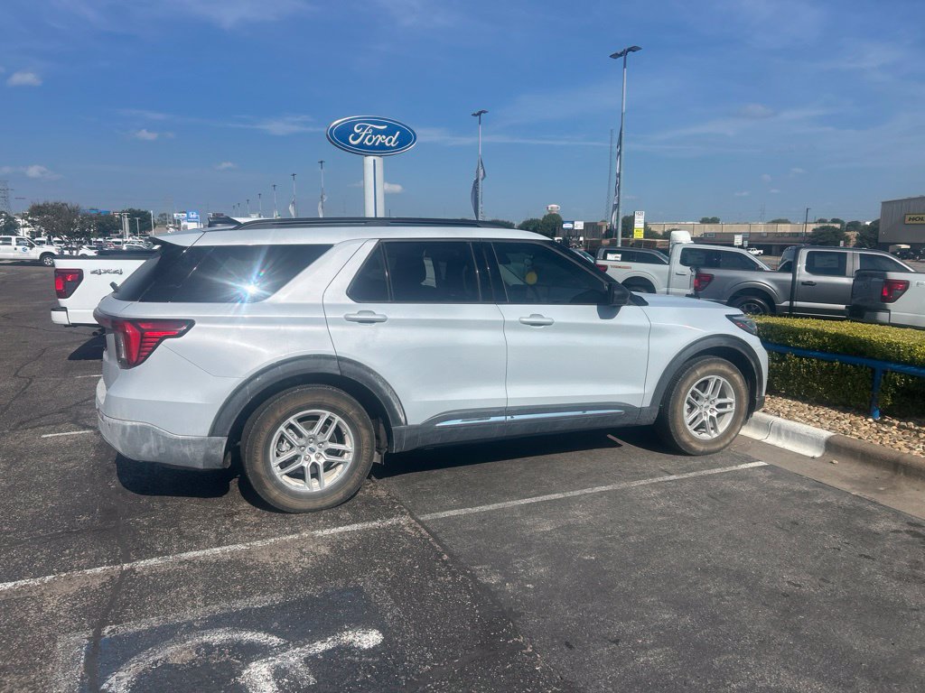 Used 2025 Ford Explorer Active RWD image 4