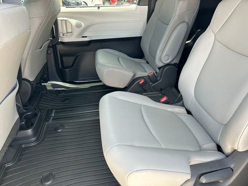 Used 2026 Toyota Sienna XLE FWD image 17