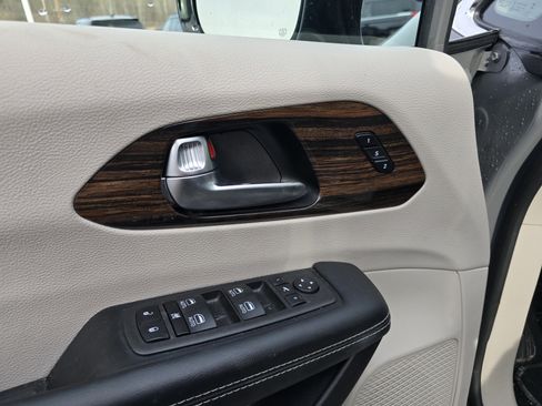 Used 2023 Chrysler Pacifica Limited FWD image 19