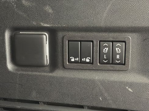 Used 2023 GMC Yukon XL Denali AWD/4WD image 31