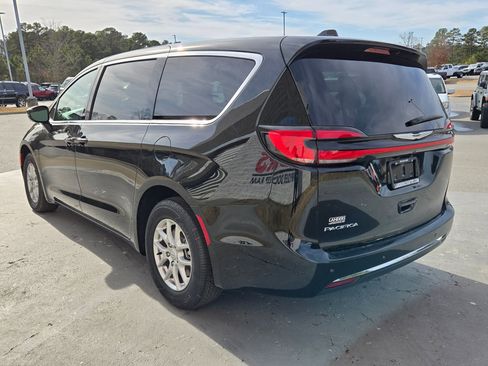 New 2026 Chrysler Pacifica Select image 5