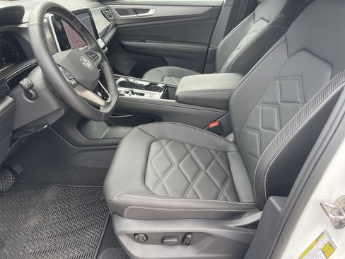 Certified 2025 Volkswagen Atlas Cross Sport SE w/ Panoramic Sunroof Package FWD image 5