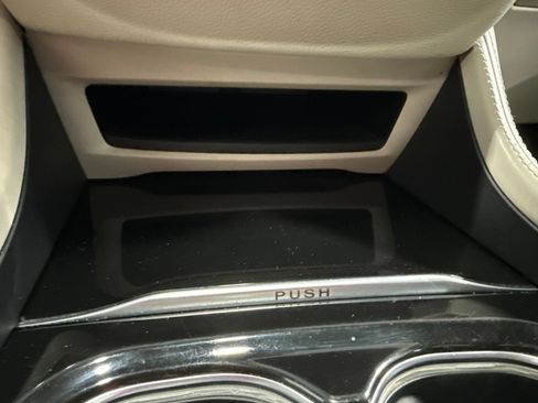 Used 2023 Chrysler Pacifica Limited FWD image 42