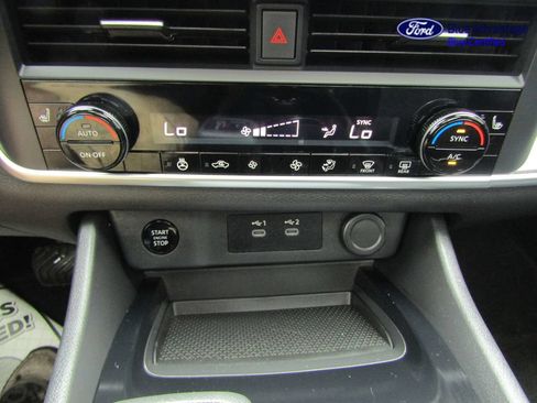 Used 2025 Nissan Rogue SV w/ SV Premium Package AWD/4WD image 32