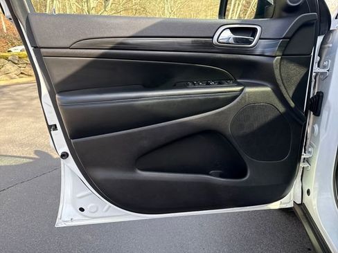 Used 2019 Jeep Grand Cherokee Laredo image 18