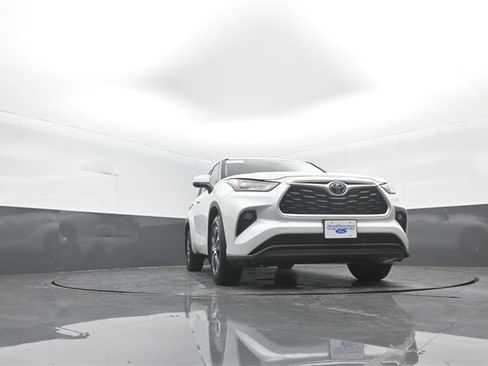 Used 2023 Toyota Highlander L image 28