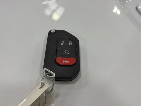 Used 2024 Jeep Gladiator Mojave AWD/4WD image 31