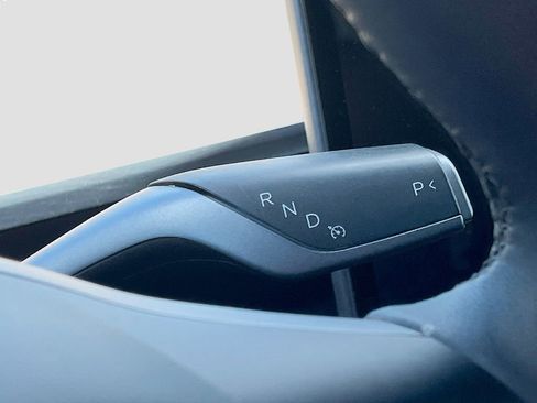 Used 2022 Tesla Model Y Long Range AWD/4WD image 17