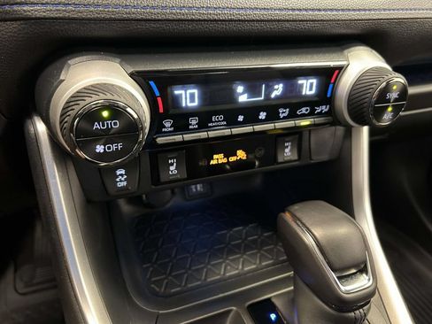 Used 2025 Toyota RAV4 XSE AWD/4WD image 25