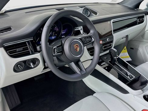 New 2026 Porsche Macan image 4