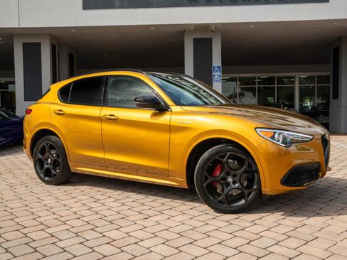 Used 2022 Alfa Romeo Stelvio Veloce image 3