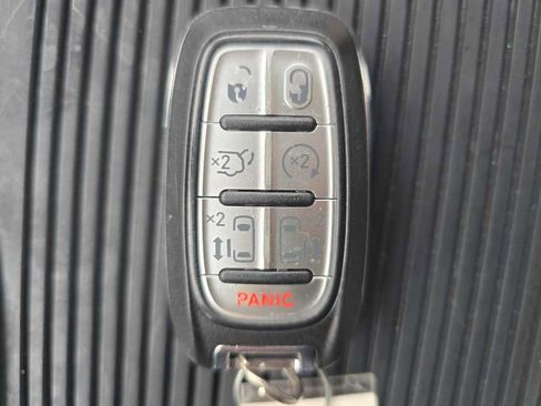 Used 2017 Chrysler Pacifica Limited w/ UConnect Theater Package FWD image 21