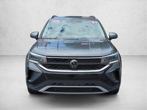 Used 2023 Volkswagen Taos SE FWD image 2