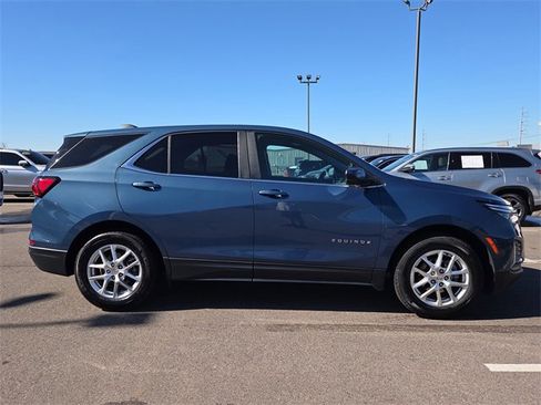 Used 2024 Chevrolet Equinox LT image 2