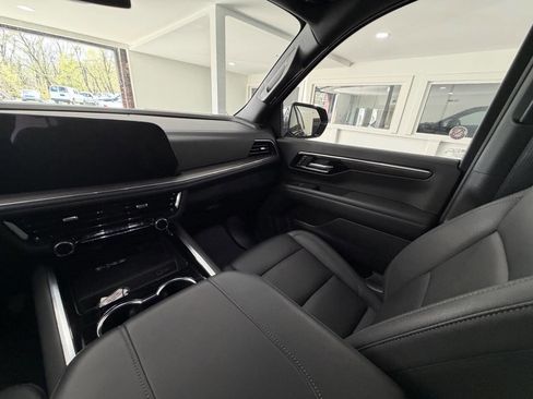 Used 2025 Chevrolet Suburban Z71 image 29