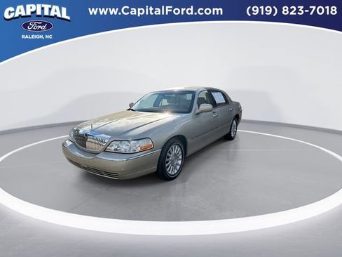 Used 2004 Lincoln Town Car Signature image 4