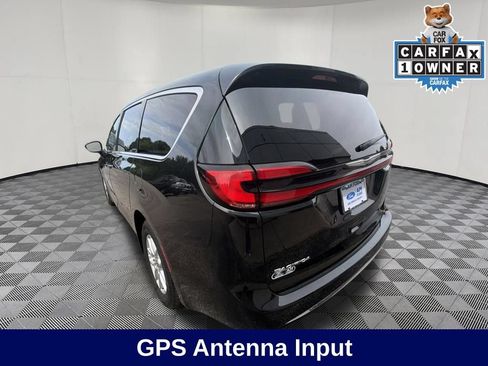 Used 2023 Chrysler Pacifica Touring-L FWD image 3
