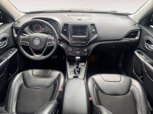 Used 2019 Jeep Cherokee Latitude Plus w/ Cold Weather Group FWD image 10