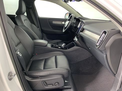 Used 2023 Volvo XC40 B5 Plus AWD/4WD image 42