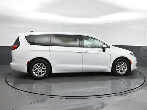 Used 2023 Chrysler Voyager LX image 8