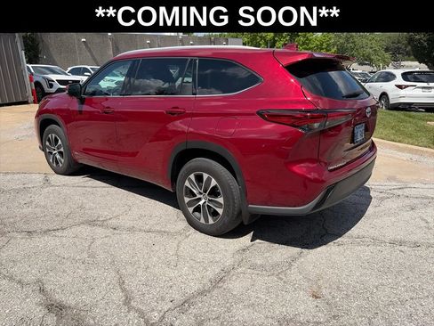 Used 2022 Toyota Highlander XLE AWD/4WD image 9