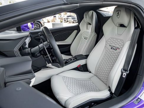 Used 2024 Lamborghini Huracan EVO image 14